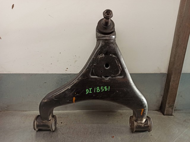 Braço oscilante inferior esquerdo de suspensão dianteira A9013301807 MERCEDES