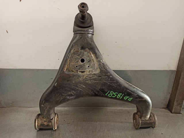 Braço oscilante inferior direito de suspensão dianteira A9013302507 MERCEDES