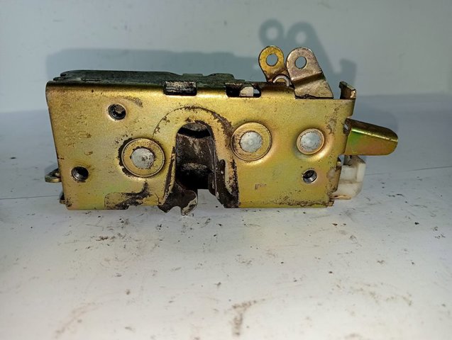 Fecho da porta dianteira esquerda A9017201035 VAG