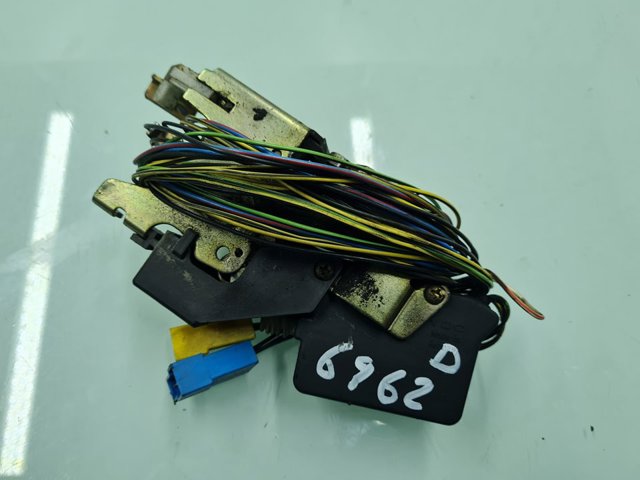 Fecho da porta dianteira direita A9017201535 MERCEDES