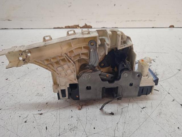 Fecho da porta dianteira direita A9067201835 MERCEDES