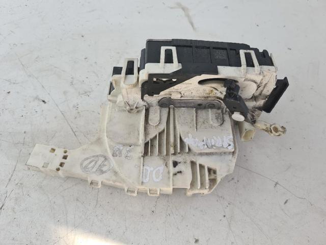 Fecho da porta dianteira direita A9067201835 MERCEDES
