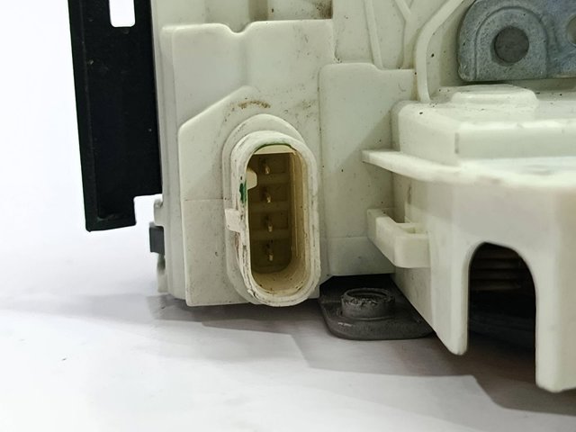 Fecho da porta dianteira esquerda A9067202135 MERCEDES