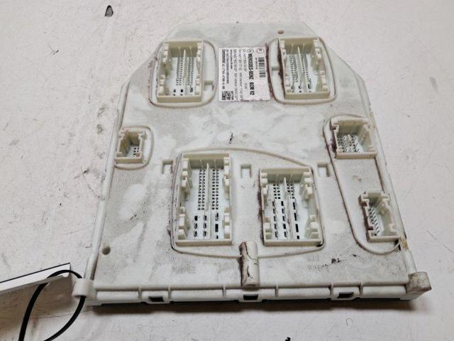 Suporte inferior do radiador (painel de montagem de fixação das luzes) A9079000305 MERCEDES