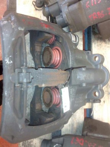 Suporte do freio dianteiro direito A9444204601 MERCEDES