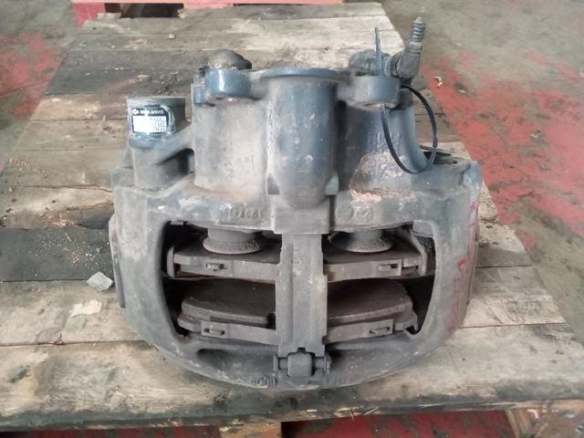 Suporte do freio dianteiro direito A9444204601 MERCEDES
