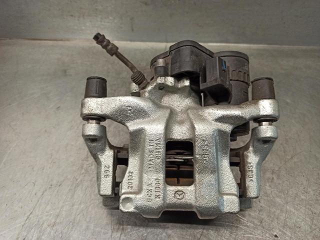 Suporte do freio traseiro direito B4Y72698ZC MAZDA