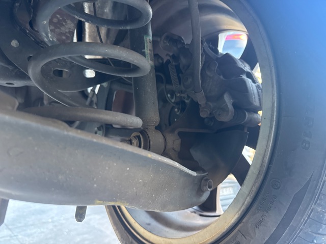 Suporte do freio traseiro direito B4Y72698ZD MAZDA