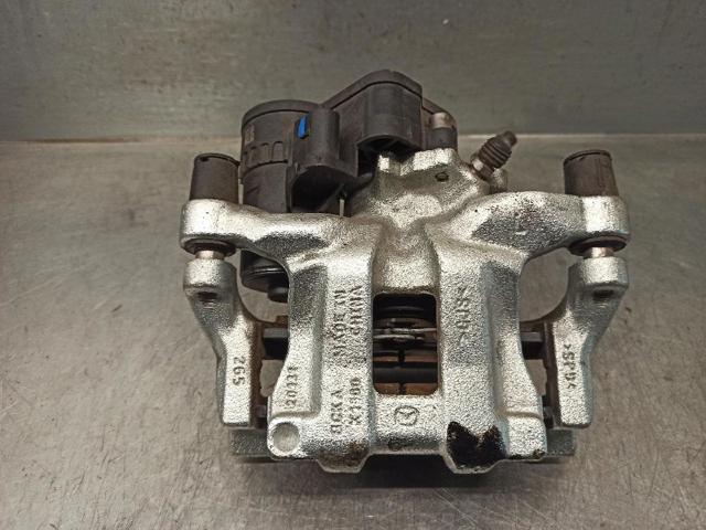 Suporte do freio traseiro esquerdo B4Y72699ZC MAZDA