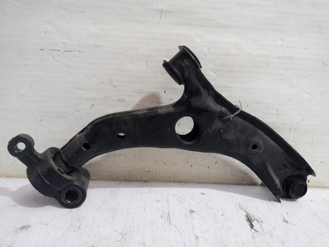 Braço oscilante inferior esquerdo de suspensão dianteira B60P34350 MAZDA