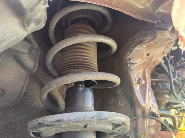 Amortecedor dianteiro direito BHS234700A MAZDA
