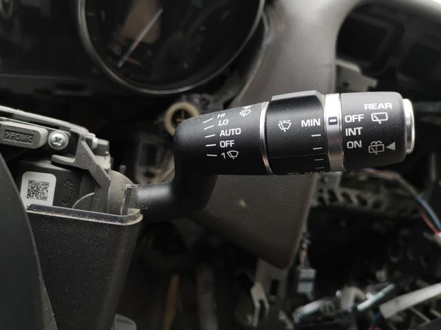 Comutador direito instalado na coluna da direção BJ323F973BB JAGUAR