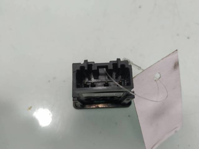 Botão de ativação do sinal de emergência BP4K664H0 MAZDA