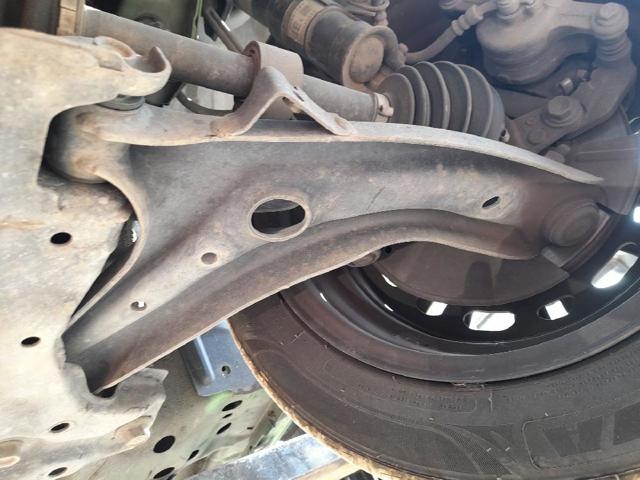 Braço oscilante inferior esquerdo de suspensão dianteira D65134350E MAZDA