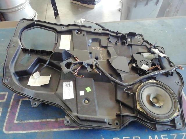 Mecanismo de acionamento de vidro da porta dianteira esquerda DD1459580B MAZDA