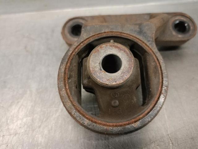 Consola (travessa) esquerda de redutor traseiro EG252868YA MAZDA