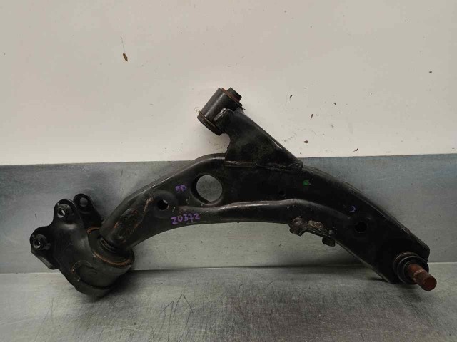 Braço oscilante inferior direito de suspensão dianteira EH6434300 MAZDA