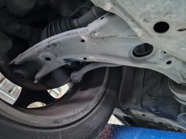 Braço oscilante inferior direito de suspensão dianteira EH6434300 MAZDA