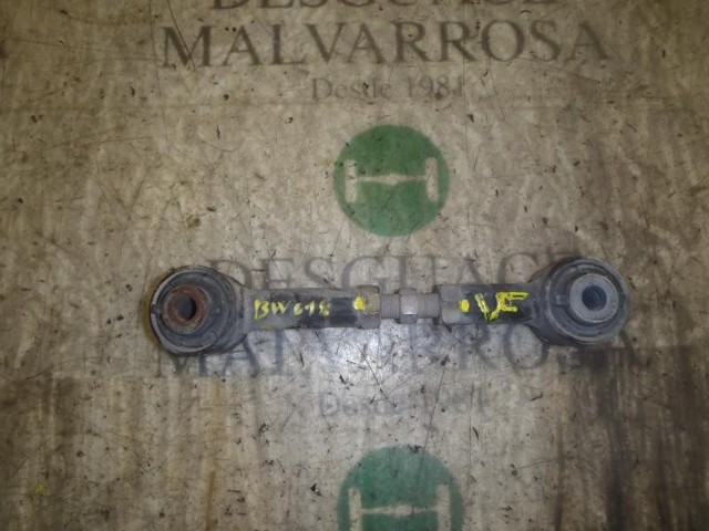 Barra transversal de suspensão traseira G26A28500A MAZDA