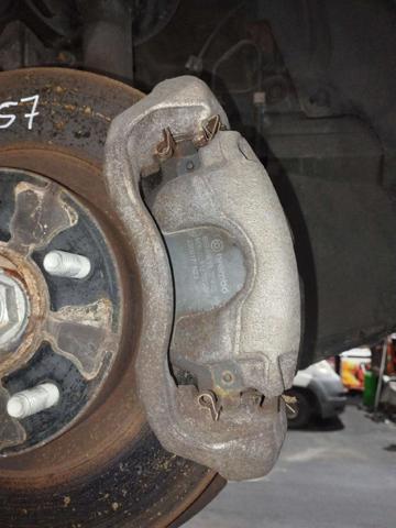 Suporte do freio dianteiro direito GAZR3398ZA MAZDA
