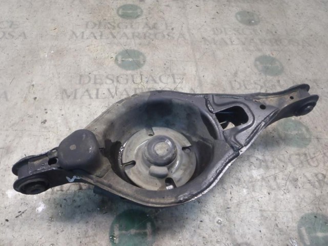 Braço oscilante inferior direito de suspensão traseira GJ6A28300B MAZDA