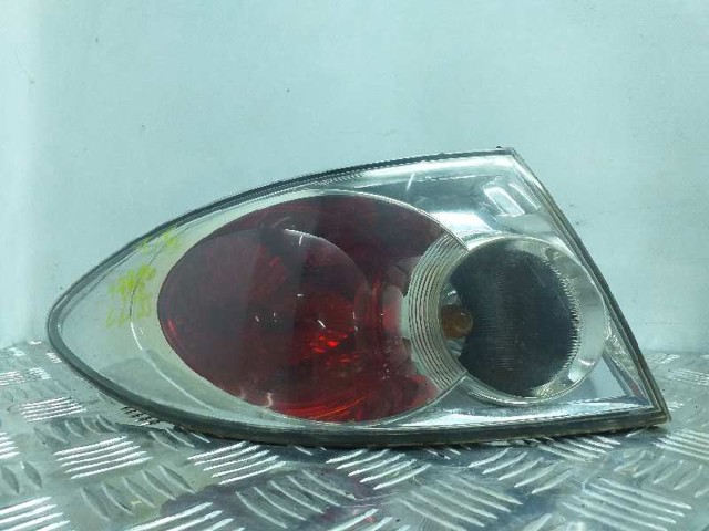 Lanterna traseira esquerda externa GJ6A51180E MAZDA