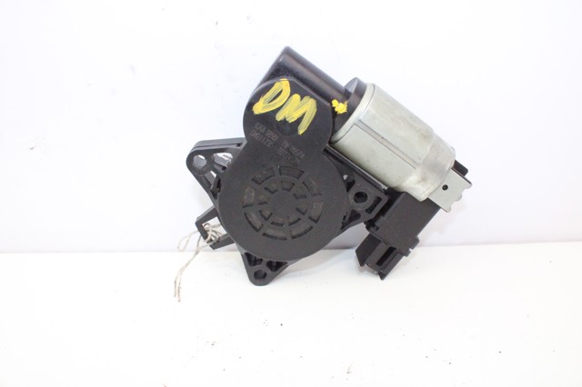 Motor de acionamento de vidro da porta dianteira direita GJ6A5858X MAZDA