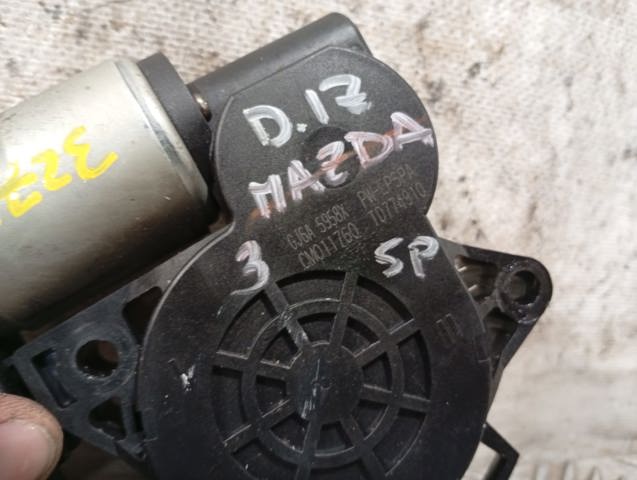 Motor de acionamento de vidro da porta dianteira direita GJ6A5858X MAZDA
