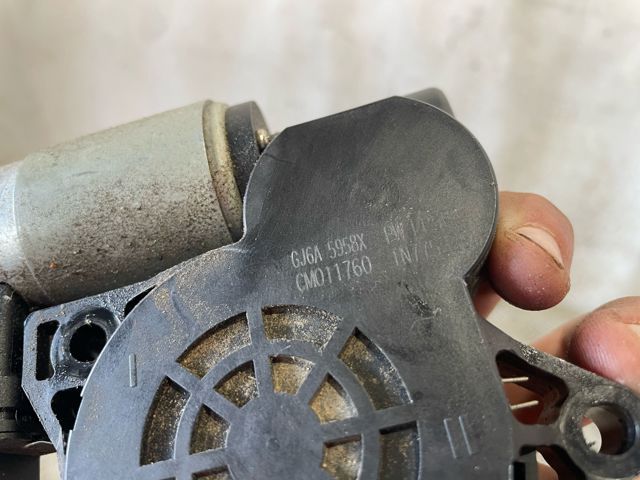 Motor de acionamento de vidro da porta dianteira esquerda GJ6A5958X MAZDA