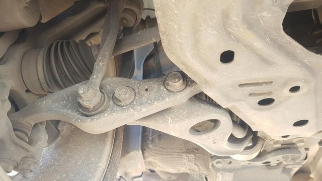 Braço oscilante inferior direito de suspensão dianteira GS1D34300L MAZDA