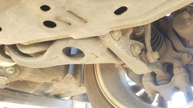 Braço oscilante inferior esquerdo de suspensão dianteira GS1D34350L MAZDA