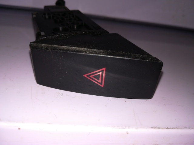 Botão de ativação do sinal de emergência GS1D664H0A MAZDA
