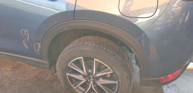 Expansor esquerdo (placa sobreposta) de arco do pára-lama traseiro KB7W51W60F8N MAZDA