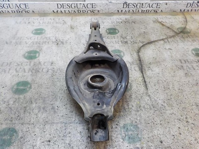 Braço oscilante inferior esquerdo de suspensão traseira KD3528350 MAZDA