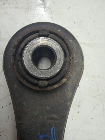 Braço oscilante (tração) longitudinal inferior esquerdo de suspensão traseira LR001176 LAND ROVER