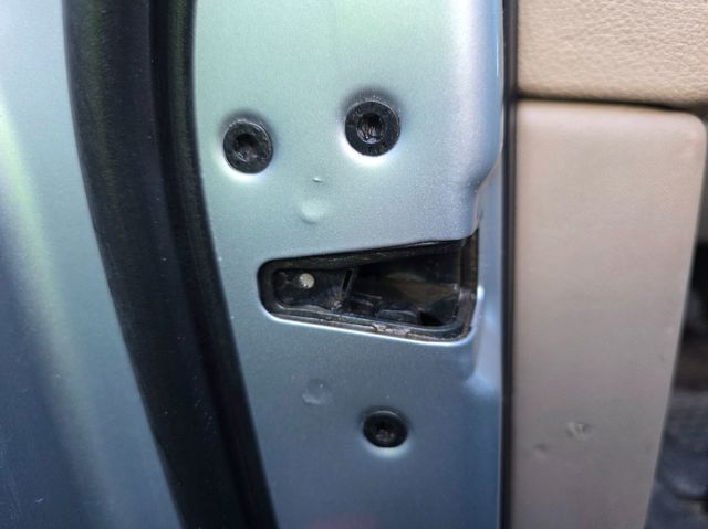 Fecho da porta dianteira esquerda LR011280 LAND ROVER