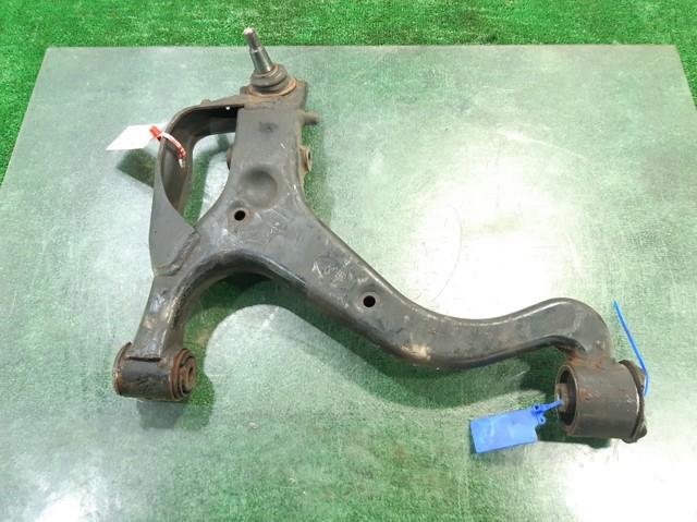 Braço oscilante inferior esquerdo de suspensão dianteira LR029306 LAND ROVER