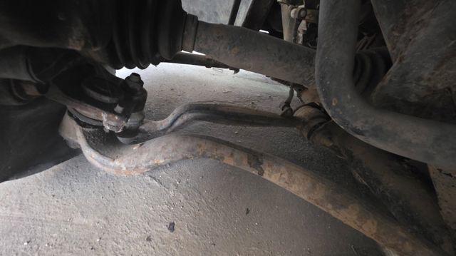 Braço oscilante inferior esquerdo de suspensão dianteira LR078657 LAND ROVER