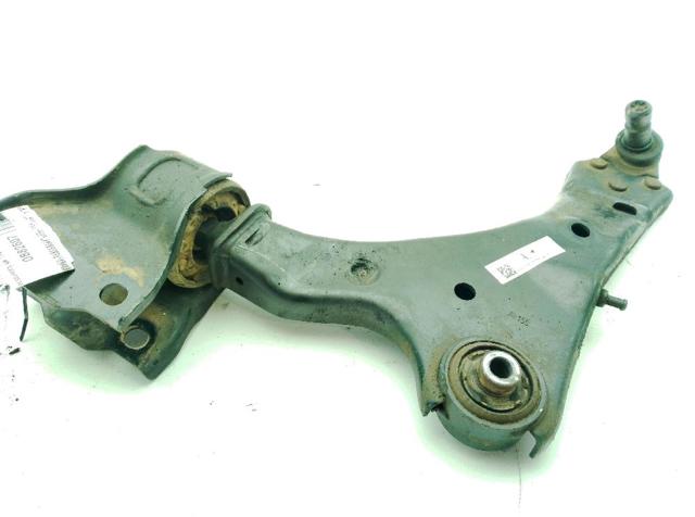 Braço oscilante inferior direito de suspensão dianteira LR101811 LAND ROVER
