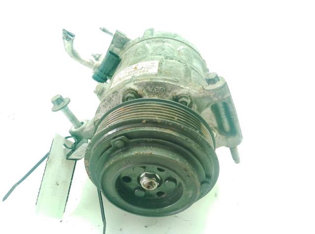 LR112585 Land Rover