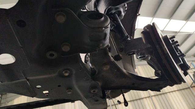 Braço oscilante inferior esquerdo de suspensão dianteira LR126119 LAND ROVER
