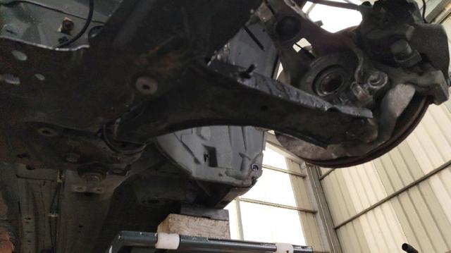 Braço oscilante inferior esquerdo de suspensão dianteira LR126119 LAND ROVER