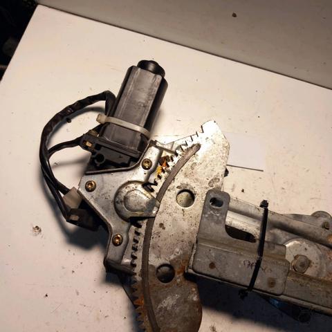 Mecanismo de acionamento de vidro da porta dianteira direita Mitsubishi Pajero I L04G, L14G ao melhor preço