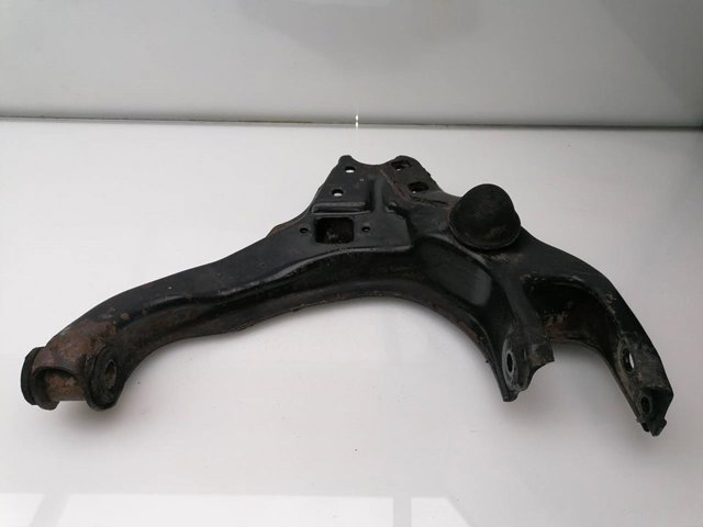 Braço oscilante inferior direito de suspensão dianteira MB860832 MITSUBISHI