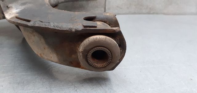 Braço oscilante inferior esquerdo de suspensão dianteira MN161353 MITSUBISHI