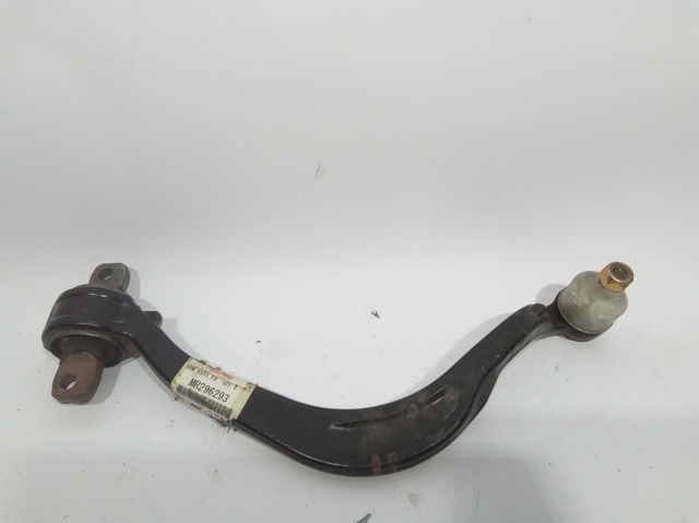 Braço oscilante inferior esquerdo de suspensão dianteira MR296293 MITSUBISHI
