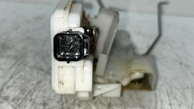 Fecho da porta dianteira esquerda para Mitsubishi Pajero K90