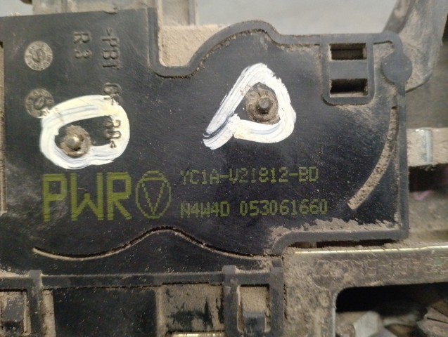 Fecho da porta dianteira direita YC1AV21812BD FORD