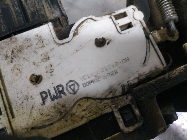 Fecho da porta dianteira direita YC1AV21812CH FORD