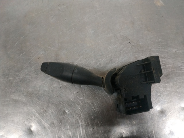 Comutador direito instalado na coluna da direção YC1T17A553BC FORD
